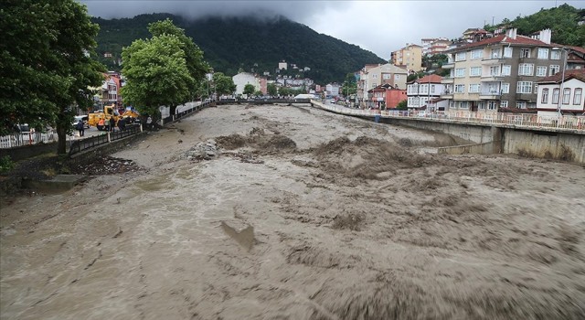 Kastamonu'da sağanak nedeniyle taşan çay su baskınlarına neden oldu