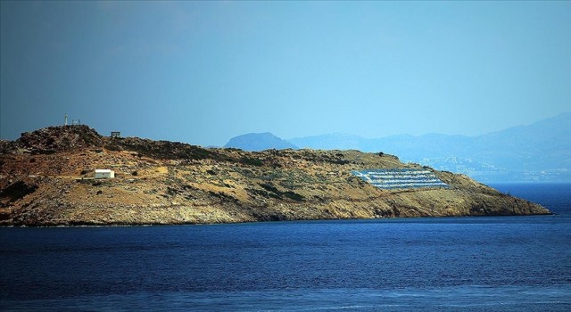 Keçi Adası'ndaki Yunan askerleri ve adaya yerleştirilen ağır silahlar görüntülendi