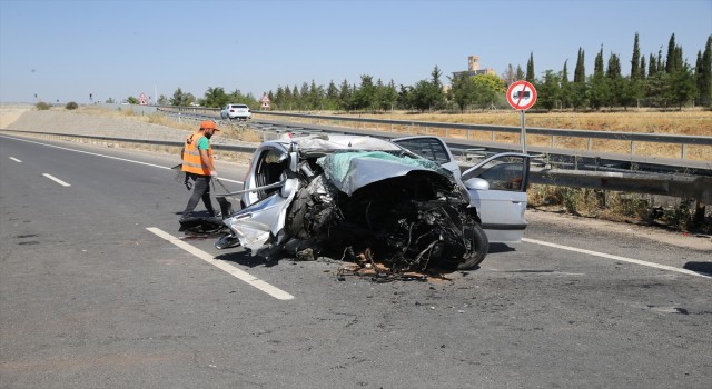 Şanlıurfa’da direğe çarpan otomobildeki 3 kişi öldü, 1 kişi yaralandı