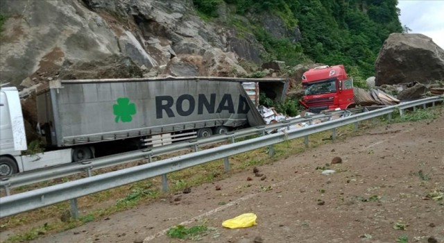 Artvin'de kara yolundaki tırların üzerine kaya düşmesi sonucu 1 kişi öldü