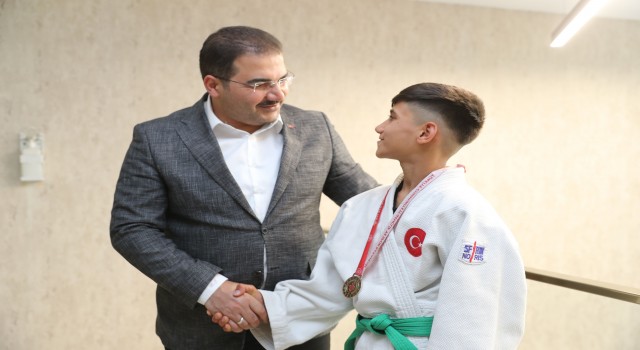 Canpolat Türkiye Şampiyonuna Madalyasını Takdim Etti
