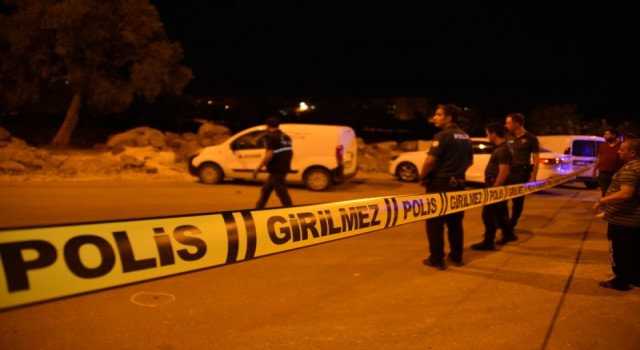 Şanlıurfa'da silahlı kavgada yoldan geçen anne ile 2 çocuğu yaralandı