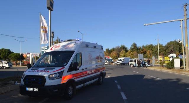 Devrilen otomobil kanala düşmekten son anda kurtuldu!