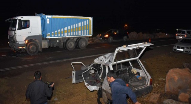 Şanlıurfa'da kamyon ile otomobilin çarpıştığı kazada 5 kişi yaralandı