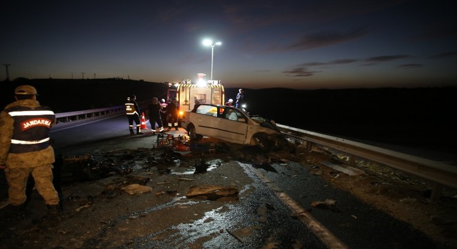 Şanlıurfa'da tırla çarpışan otomobildeki 2 kişi öldü