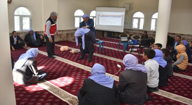 Şanlıurfa'nın kırsal mahallelerindeki vatandaşlara acil yardım eğitimi