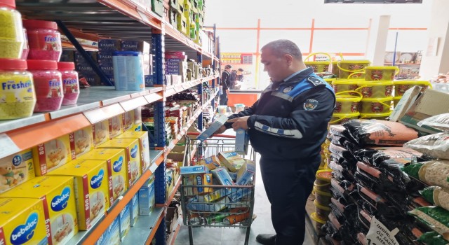 Urfa’da zabıta ekipleri bozuk ürünleri imha etti!