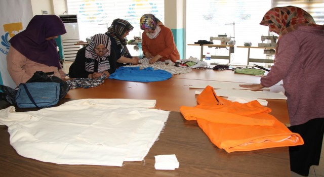 Haliliye’de kadınlar hem meslek öğreniyor hem okuma yazma eğitimi alıyor