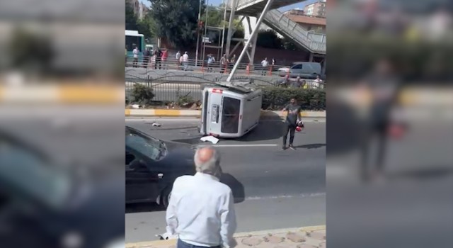 Urfa’da aydınlatma direğine çarpan araç yan yattı