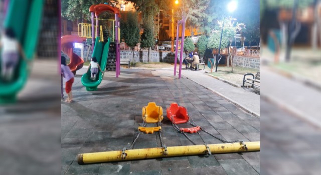 Parkta Salıncak Yere Düştü! 1 Çocuk Yaralandı...