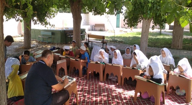 Din görevlisi Yıldız sınırın sıfır noktasında çocuklara umut aşılıyor