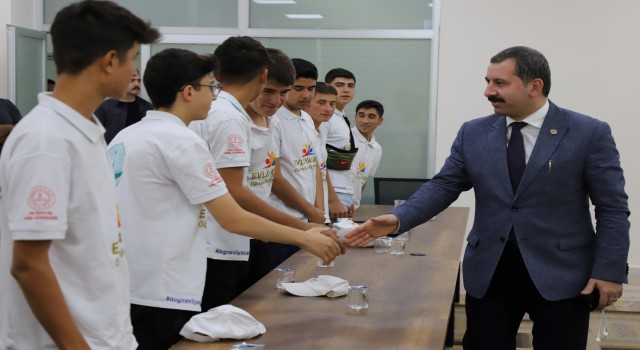 Metin Baydilli depremzede öğrencileri ağırladı