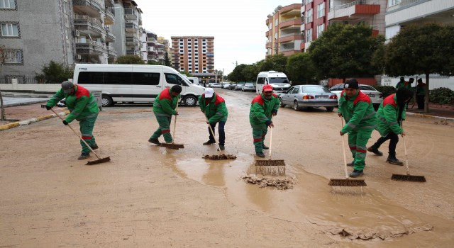 Karaköprü’de yağış sonrası çamurlu yollar temizleniyor