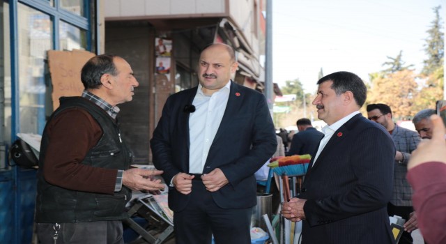 Mehmet Kasım Gülpınar ve Mehmet Ekinci, esnafla buluştu