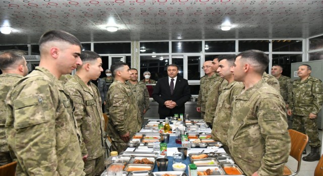 Vali Hasan Şıldak iftarını sınırdaki askerlerle yaptı