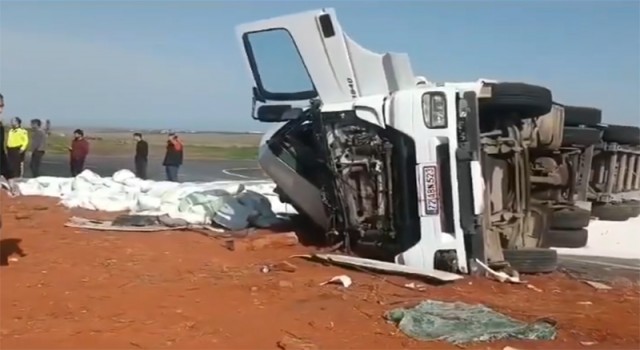 Şanlıurfa-Diyarbakır yolunda kireç yüklü tır devrildi