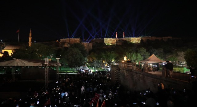 Urfa Kalesi’nde büyüleyen gösteri!