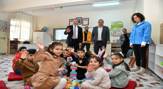 Vali Şıldak yeni haftaya okul ziyaretiyle başladı