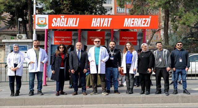 Sağlıklı Hayat Merkezi, Ücretsiz Sağlık Hizmetlerini Halkla Buluşturmak İçin Otobüs Duraklarında Afişler Asıyor