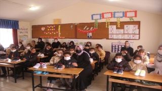 Eyyübiye Belediyesinden öğrencilere mont ve ayakkabı yardımı