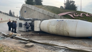 Gaziantep’te devrilen mikserdeki beton yola döküldü