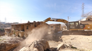 Mardin’de tarihi dokuyu bozan betonarme binaların yıkımı devam ediyor