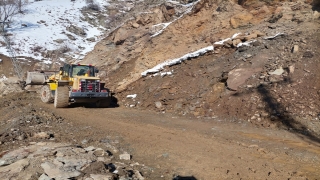 Kulp’un Kayacık Mahallesinde heyelan nedeniyle kapanan yol ulaşıma açıldı