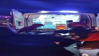Şanlıurfa’da hafif ticari araç ile otomobilin çarpışması sonucu 7 kişi yaralandı