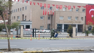 Şanlıurfa Valiliği önündeki şüpheli paket fünyeyle patlatıldı