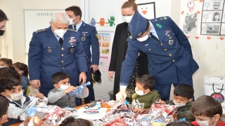 Asker eşleri, ördükleri oyuncaklarla köydeki öğrencileri sevindirdi