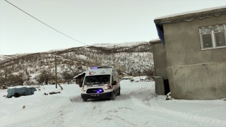 Kardan yolu kapanan köyde hastalanan kadın için ekipler seferber oldu