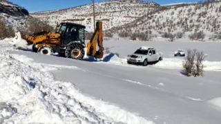 Kardan yolu kapanan köylerde rahatsızlanan 2 kişi hastaneye ulaştırıldı
