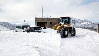 Siirt’te karda mahsur kalan 2 çoban ve küçükbaş sürüsü kurtarıldı