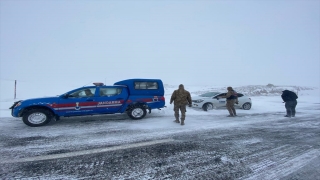 MalatyaAdıyaman kara yolu yoğun kar nedeniyle ulaşıma kapandı