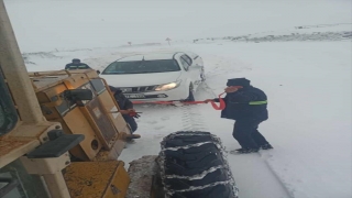 Diyarbakır’da karda mahsur kalan araçları belediye ekipleri kurtardı