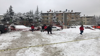 Gaziantep’te biriken kar nedeniyle otopark olarak kullanılan eski pazar yerinin çatısı çöktü