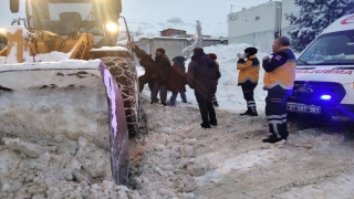 Kardan kapanan yolu açan ekipler hamile kadını hastaneye ulaştırdı