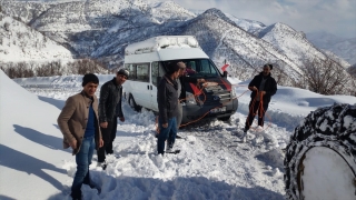 Siirt’te karda mahsur kalan yolcu minibüsü kurtarıldı