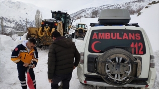 Siirt’te 40 günlük bebek için karla mücadele