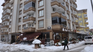 Gaziantep’te kafenin tentesinin çökme anı güvenlik kamerasınca kaydedildi