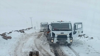 Şanlıurfa’da kardan kapanan 67 mahallenin yolunu açma çalışmaları sürüyor