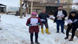 Kozluk’ta kardan okula gidemeyen öğrencilerin karneleri evlerine götürüldü