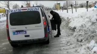 Adıyaman’da güvenlik güçleri mahsur kalan vatandaşların yardımına koşuyor