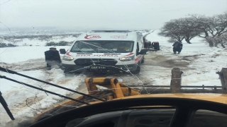 Gaziantep’te kar saplanan ambulansı belediye ekipleri kurtardı
