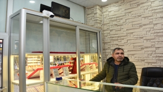 Şanlıurfa’da kuyumcuya giren hırsızlar, alarmın devreye girmesiyle kaçtı