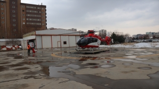 Doğu’da hava ambulansı kardan mahsur kalan hastalara yardım için havalanıyor