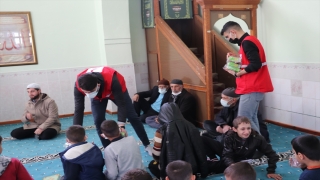 Türk Kızılay Siirt’te 350 kandil paketi dağıttı 