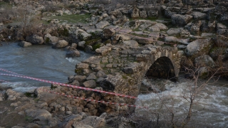 İslahiye’deki Karaköprü, yıkılma tehdidine karşı geçişe kapatıldı