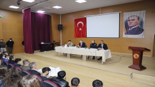 Mazıdağı’nda protokol üyeleri öğrencileri meslekleri hakkında bilgilendirdi 
