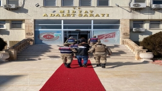 Mardin’de bir araçta çuvaldaki ekmeklerin arasına gizlenmiş 4 kilo 580 gram esrar bulundu